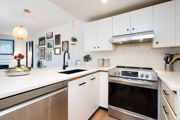 Photo 9 at 112 - 2020 W 8th Avenue, Kitsilano, Vancouver West