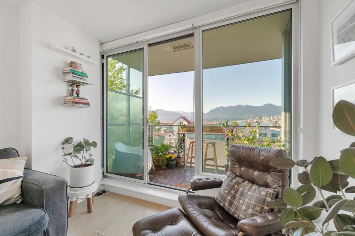 Photo 3 at 302 - 933 E Hastings Street, Strathcona, Vancouver East