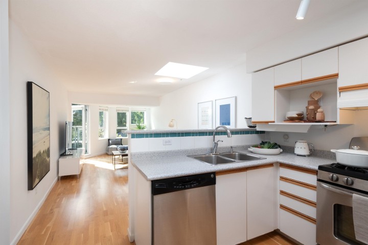 Photo 3 at 420 - 3440 W Broadway, Kitsilano, Vancouver West