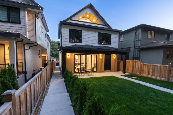 Photo 1 at 2 - 3576 E Pender Street, Renfrew VE, Vancouver East