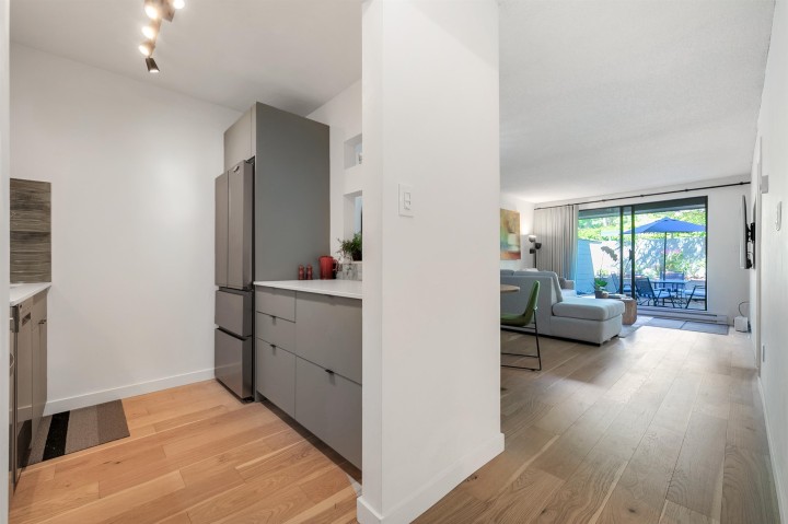 Photo 4 at 208 - 2119 Bellevue Avenue, Dundarave, West Vancouver