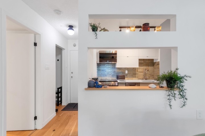 Photo 8 at 208 - 2119 Bellevue Avenue, Dundarave, West Vancouver