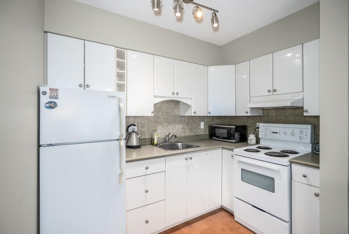 Photo 7 at 606 - 1425 Esquimalt Avenue, Ambleside, West Vancouver