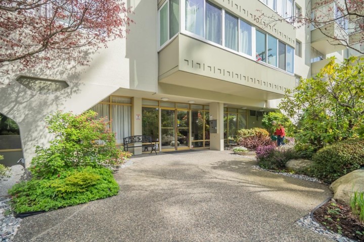 Photo 1 at 606 - 1425 Esquimalt Avenue, Ambleside, West Vancouver