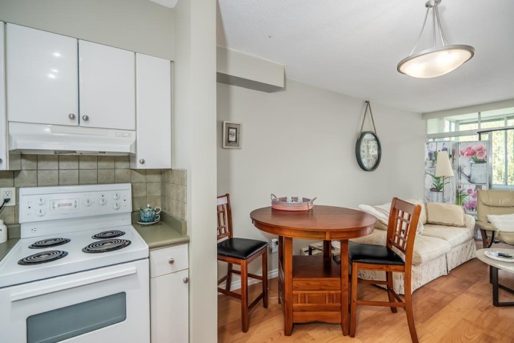 Photo 8 at 606 - 1425 Esquimalt Avenue, Ambleside, West Vancouver