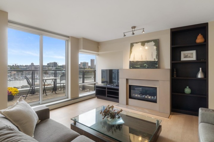 Photo 2 at 805 - 1383 Marinaside Crescent, Yaletown, Vancouver West