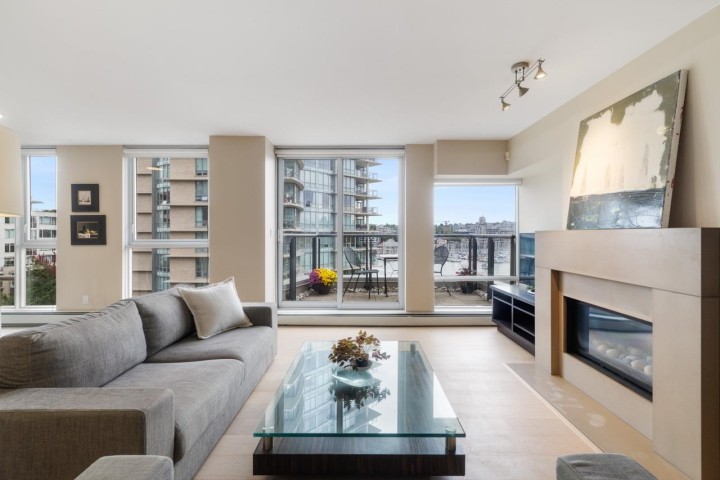 Photo 3 at 805 - 1383 Marinaside Crescent, Yaletown, Vancouver West