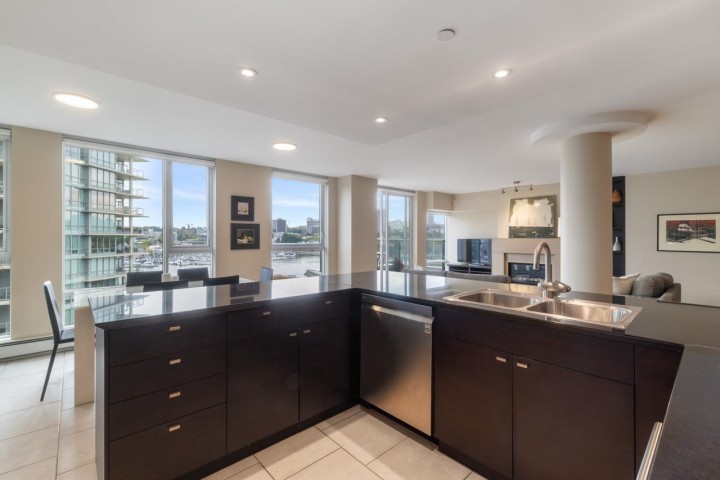 Photo 8 at 805 - 1383 Marinaside Crescent, Yaletown, Vancouver West