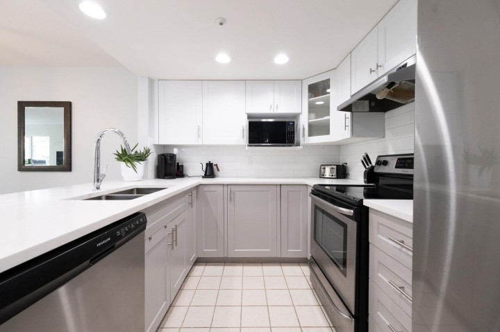 Photo 10 at 305 - 789 W 16 Avenue, Fairview VW, Vancouver West