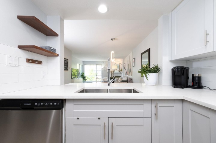 Photo 11 at 305 - 789 W 16 Avenue, Fairview VW, Vancouver West