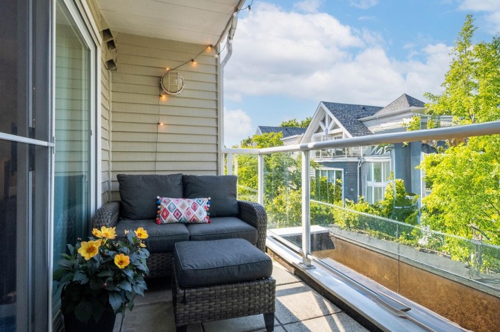 Photo 4 at 305 - 789 W 16 Avenue, Fairview VW, Vancouver West