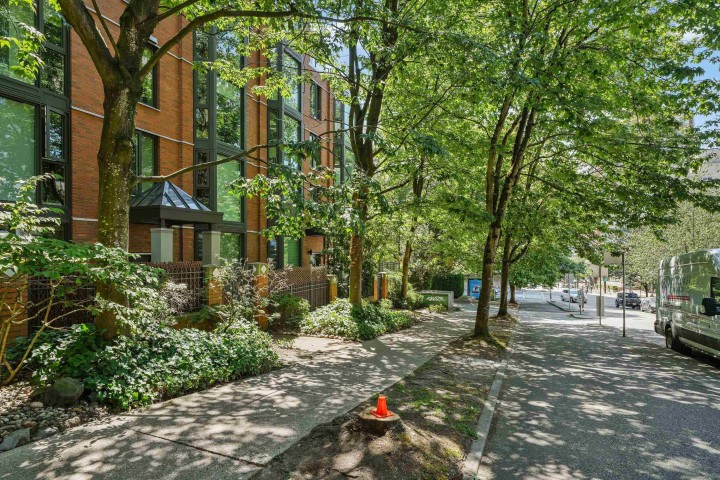 Photo 3 at 102 - 1488 Hornby Street, Yaletown, Vancouver West