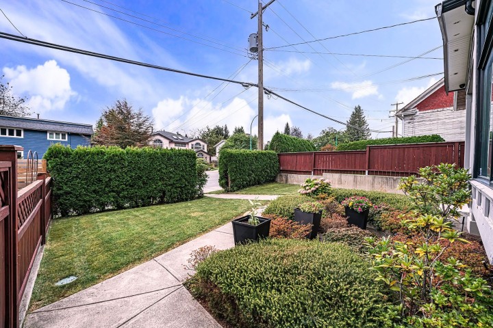 Photo 3 at 1370 Ross Road, Lynn Valley, North Vancouver