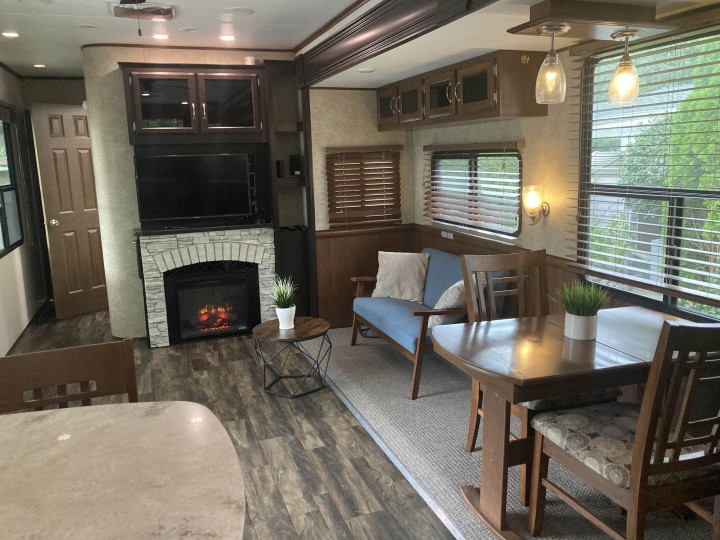 Photo 13 at 247 Tomahawk Avenue, Park Royal, West Vancouver