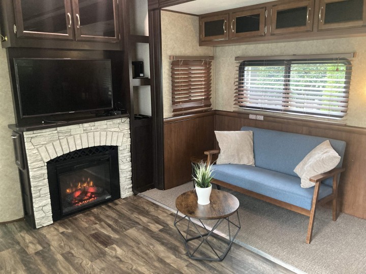 Photo 9 at 247 Tomahawk Avenue, Park Royal, West Vancouver