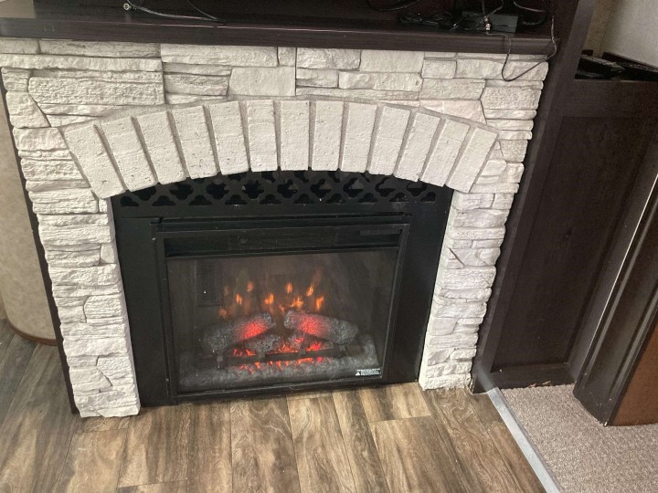 Photo 10 at 247 Tomahawk Avenue, Park Royal, West Vancouver