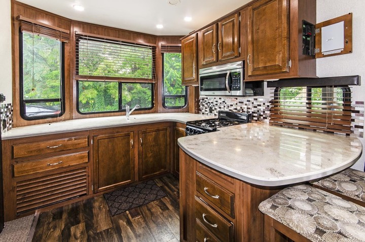 Photo 11 at 247 Tomahawk Avenue, Park Royal, West Vancouver