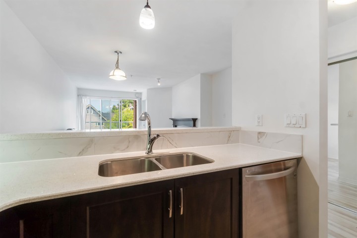 Photo 11 at 307 - 2929 W 4th Avenue, Kitsilano, Vancouver West