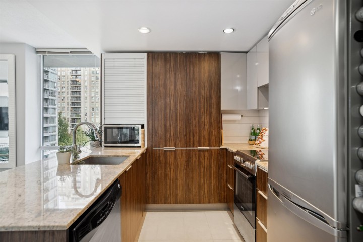 Photo 7 at 811 - 1088 Richards Street, Yaletown, Vancouver West