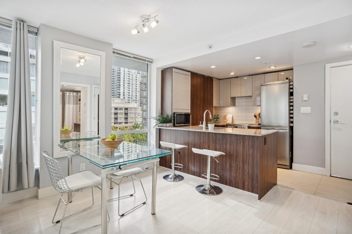 Photo 5 at 811 - 1088 Richards Street, Yaletown, Vancouver West