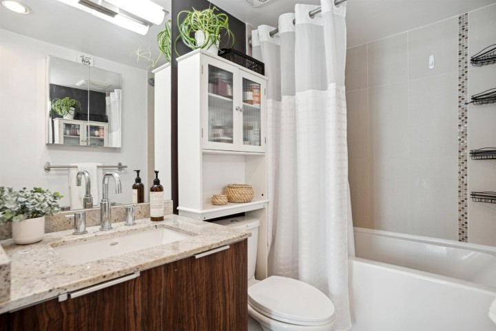 Photo 10 at 811 - 1088 Richards Street, Yaletown, Vancouver West