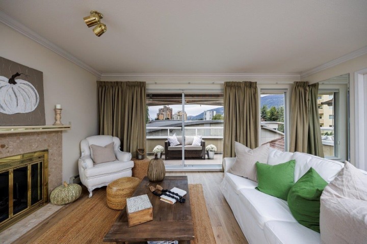 Photo 5 at 17 - 2150 Marine Drive, Dundarave, West Vancouver