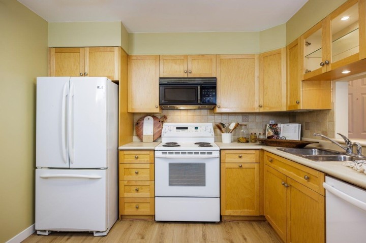 Photo 14 at 17 - 2150 Marine Drive, Dundarave, West Vancouver