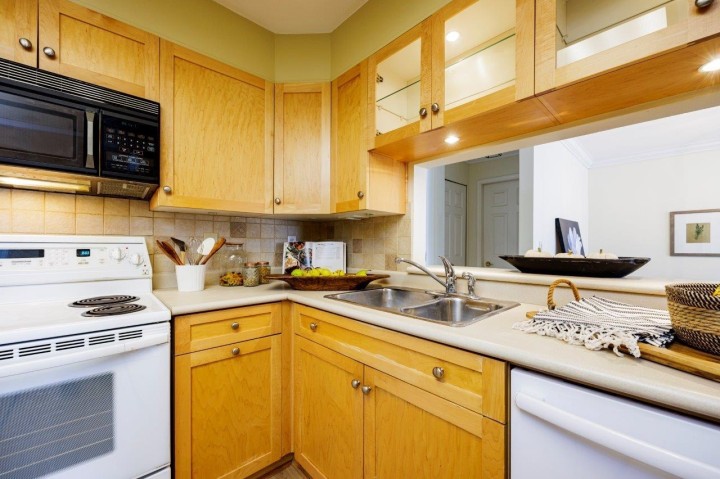 Photo 18 at 17 - 2150 Marine Drive, Dundarave, West Vancouver