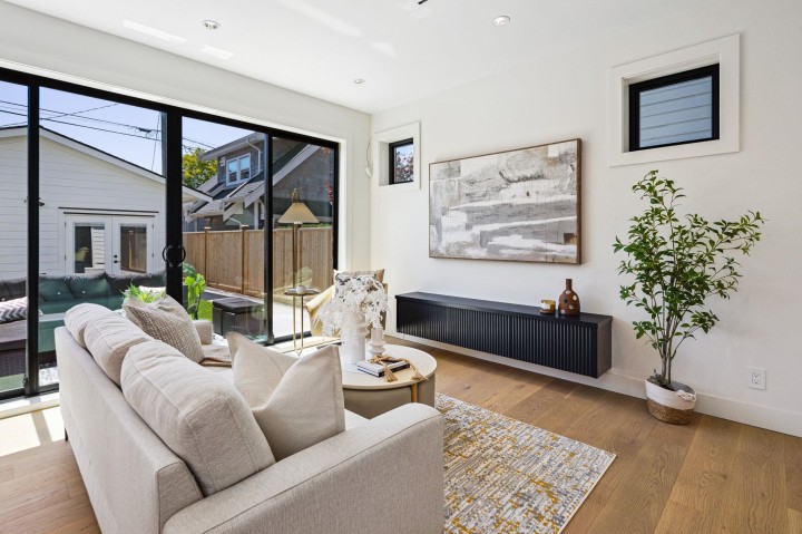 Photo 3 at 2 - 250 E 39th Avenue, Main, Vancouver East