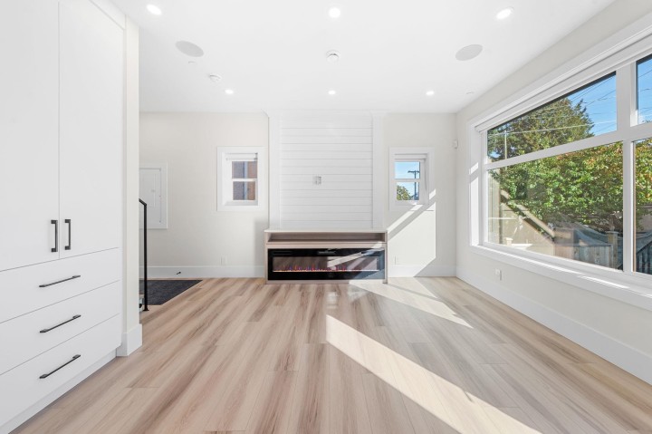 Photo 3 at 4318 Nanaimo Street, Collingwood VE, Vancouver East