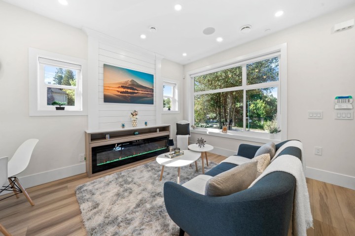 Photo 3 at 4320 Nanaimo Street, Collingwood VE, Vancouver East