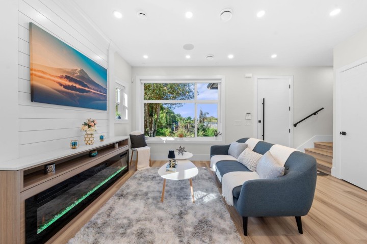 Photo 4 at 4320 Nanaimo Street, Collingwood VE, Vancouver East