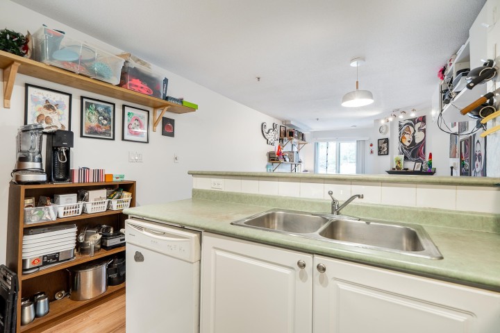 Photo 7 at 212 - 868 Kingsway, Fraser VE, Vancouver East