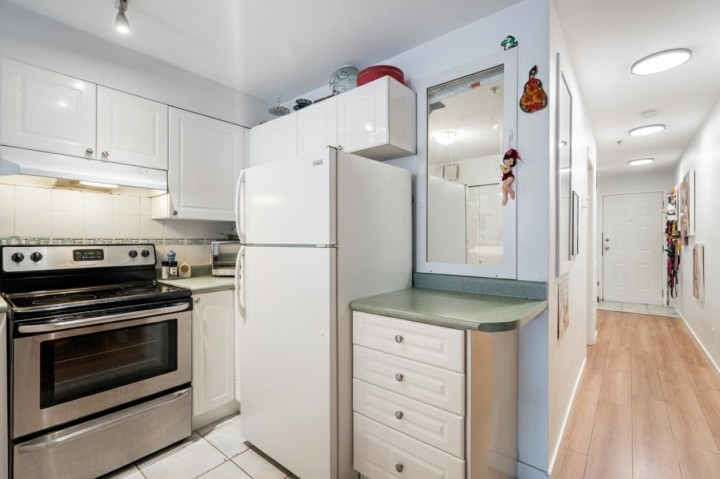 Photo 10 at 212 - 868 Kingsway, Fraser VE, Vancouver East