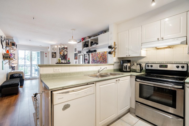 Photo 8 at 212 - 868 Kingsway, Fraser VE, Vancouver East