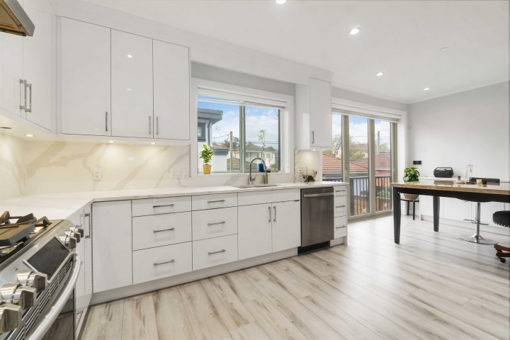 Photo 7 at 2577 Parker Street, Renfrew VE, Vancouver East