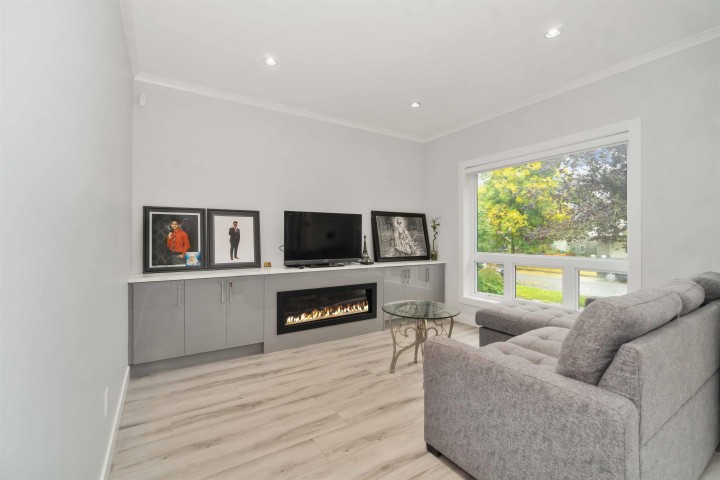 Photo 3 at 2577 Parker Street, Renfrew VE, Vancouver East