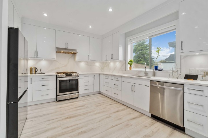 Photo 5 at 2577 Parker Street, Renfrew VE, Vancouver East