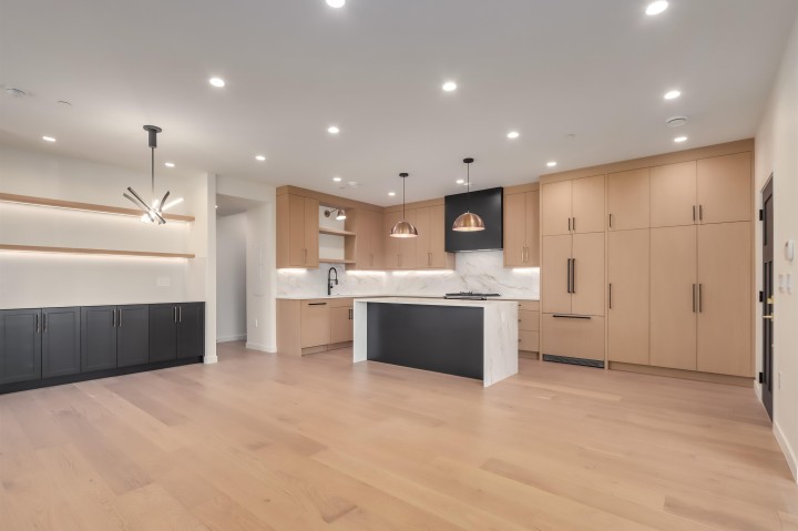 Photo 4 at 2698 E 5th Avenue, Renfrew VE, Vancouver East