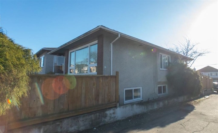 Photo 2 at 712 E 57 Avenue, South Vancouver, Vancouver East