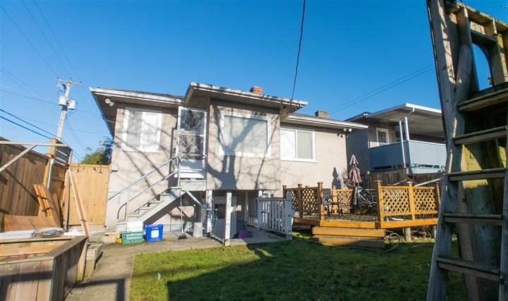 Photo 3 at 712 E 57 Avenue, South Vancouver, Vancouver East