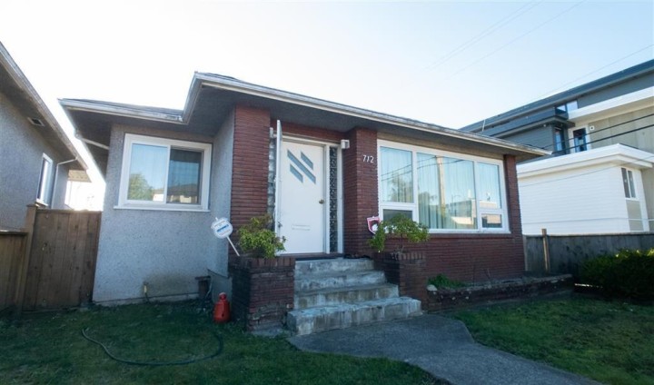 Photo 1 at 712 E 57 Avenue, South Vancouver, Vancouver East