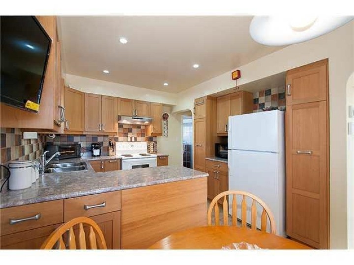 Photo 4 at 712 E 57 Avenue, South Vancouver, Vancouver East