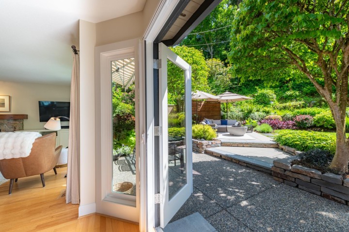 Photo 1 at 997 Canyon Boulevard, Canyon Heights NV, North Vancouver