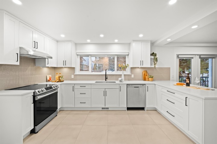 Photo 9 at 4593 Cliffmont Road, Deep Cove, North Vancouver