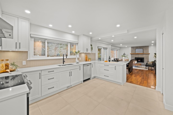 Photo 8 at 4593 Cliffmont Road, Deep Cove, North Vancouver