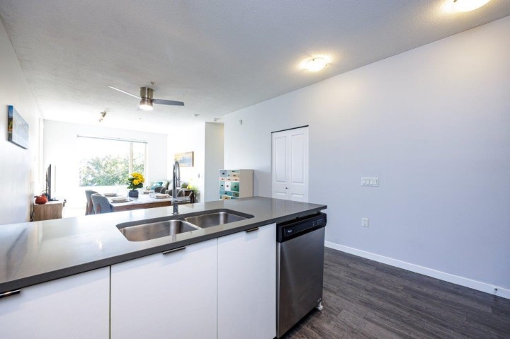 Photo 7 at 301 - 2665 Mountain Highway, Lynn Valley, North Vancouver