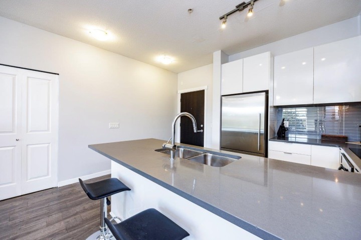 Photo 8 at 301 - 2665 Mountain Highway, Lynn Valley, North Vancouver