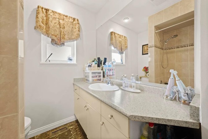 Photo 6 at 2374 E 33rd Avenue, Collingwood VE, Vancouver East