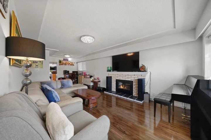 Photo 3 at 2374 E 33rd Avenue, Collingwood VE, Vancouver East